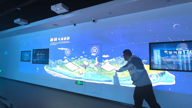 解码气象观测互动墙