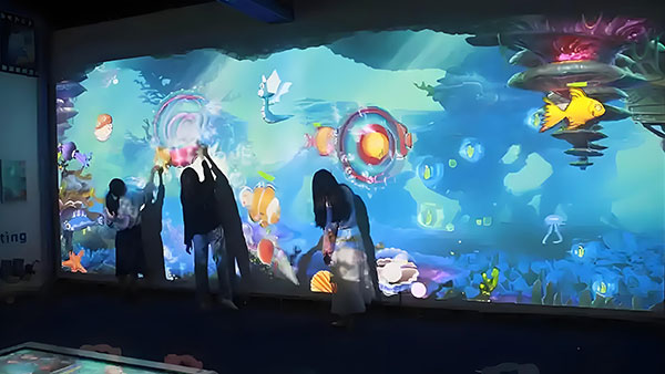 会说话与互动的魔法墙有何奥秘？