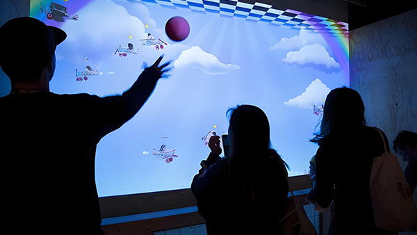 展厅中常见的互动游戏有哪些类型？