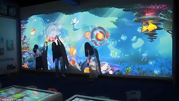  墙面互动如何提升展厅的科技氛围？