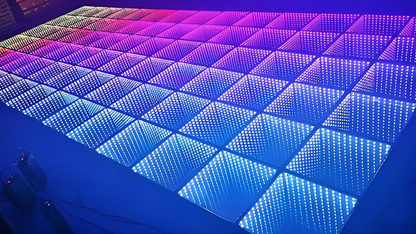 儿童展馆中的互动地砖屏有何特色？