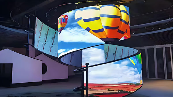 异形屏价值，让空间与屏幕融为一体